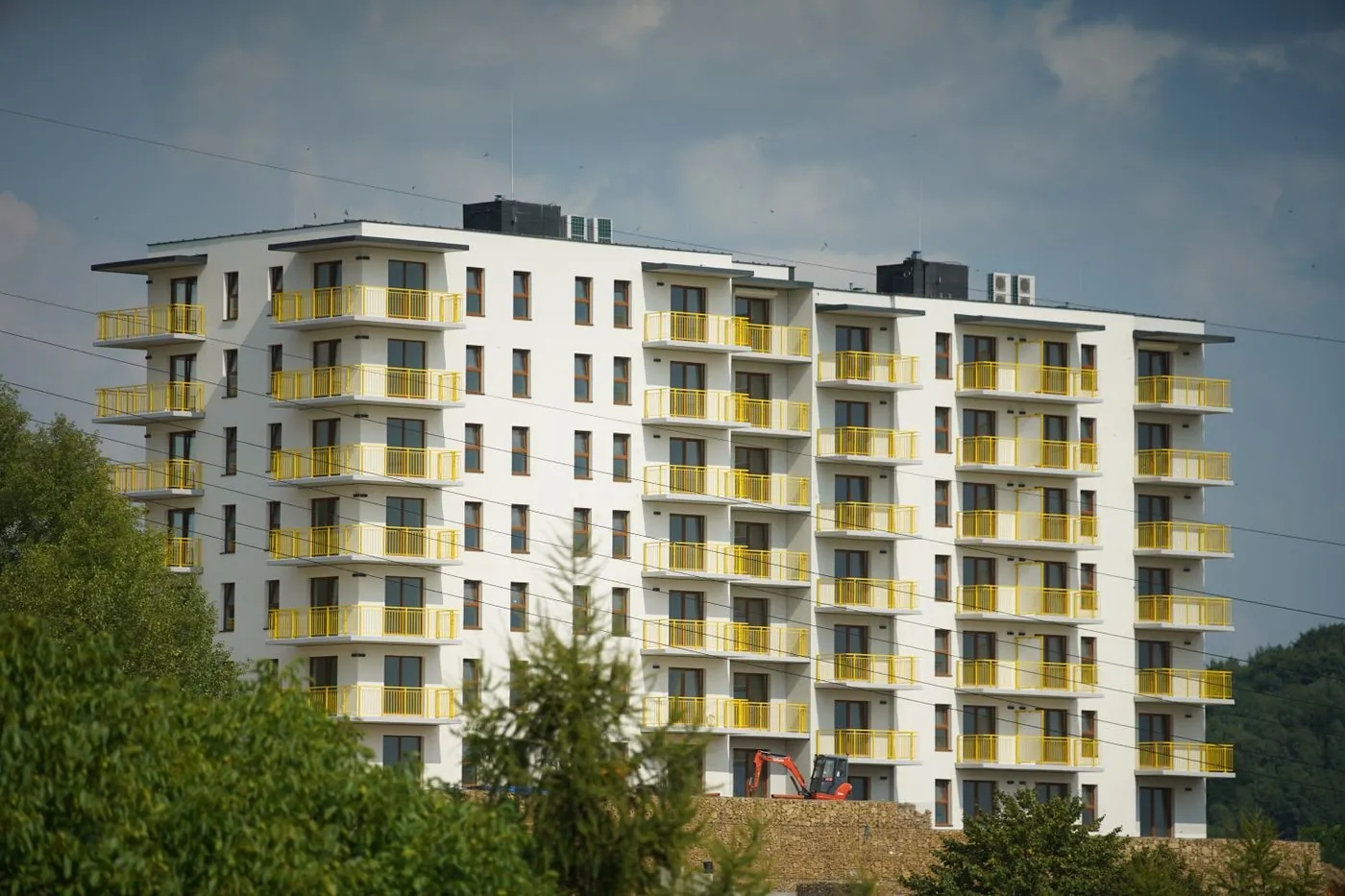 Novostavba bytového domu se žlutými balkony