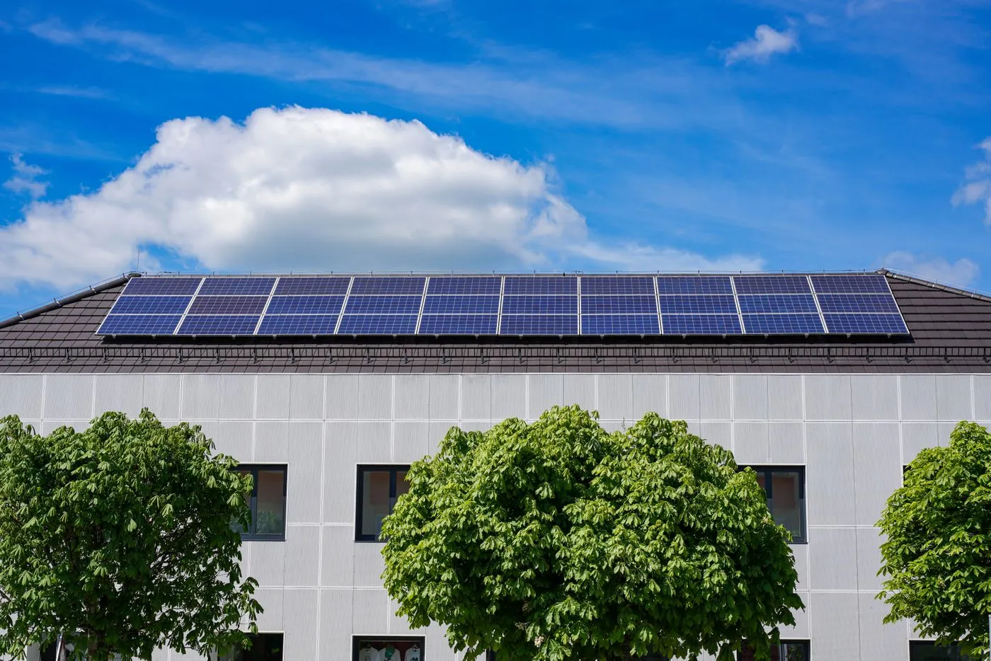 Střecha budovy pokrytá fotovoltaickými panely