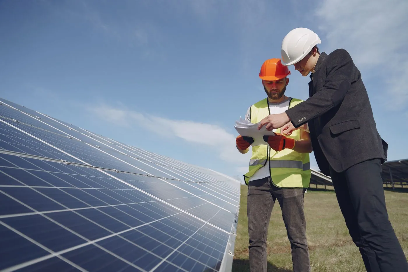 Technici kontrolují dokumentaci u solárních panelů