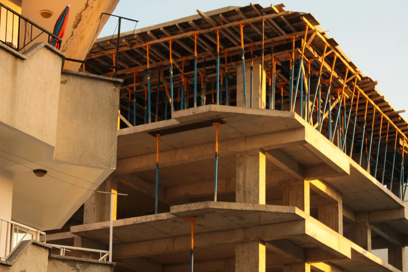 Betonová konstrukce rozestavěné budovy