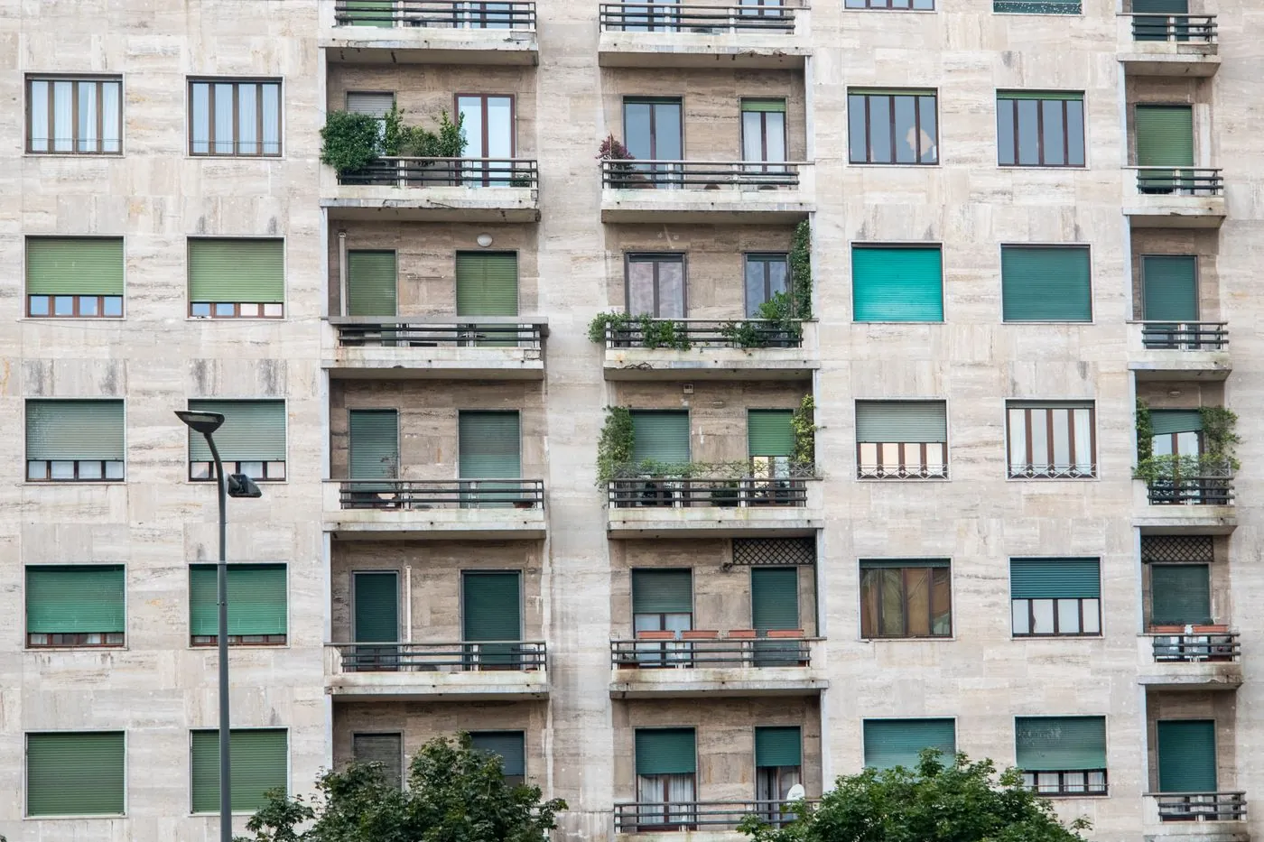 Fasáda bytového domu s balkony