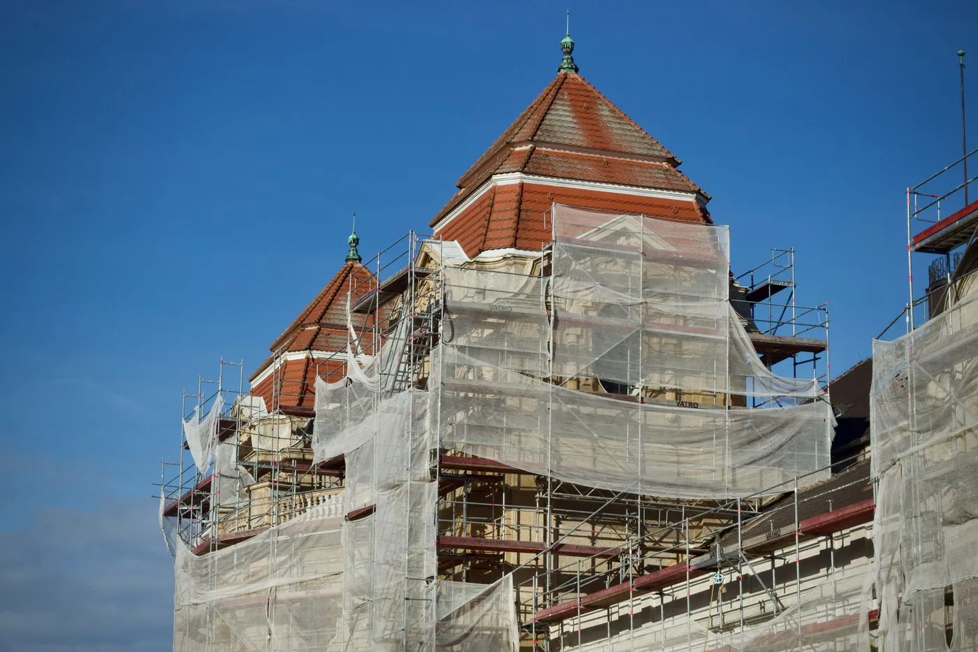 Historická budova v rekonstrukci zahalená plachtami