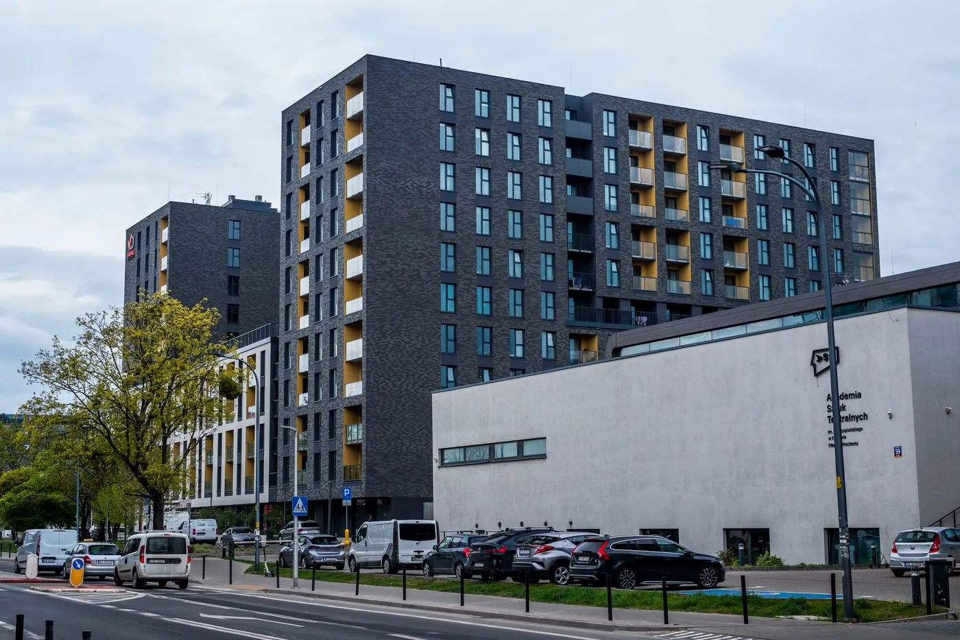 Moderní bytový dům s balkony u silnice