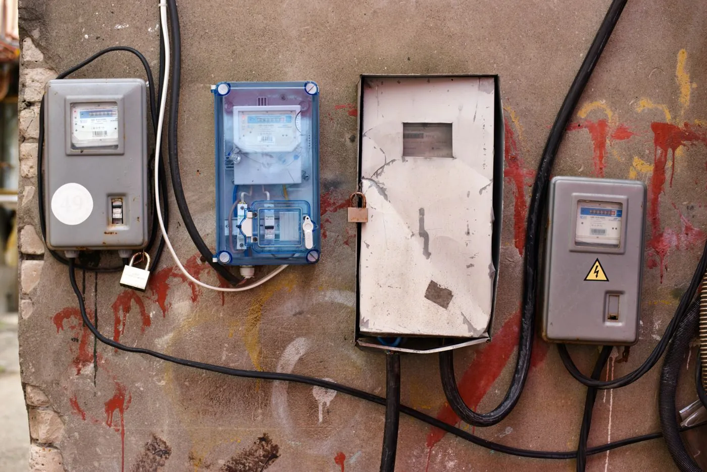 Elektroměry a jističe na zdi domu